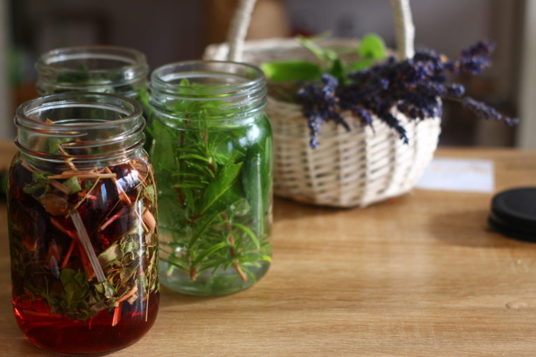 3 recettes de Vinaigres de beauté aux plantes